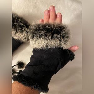 Adorable fur trimmed fingerless mitts